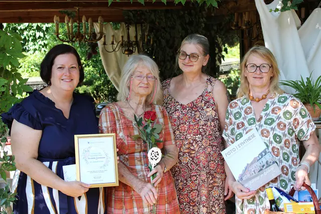 Bürgermeisterin Sabrina Divoky, Hannelore Happenhofer, Angehörige und Stadträtin Christa Majnek. | Foto: Stadtgemeinde Traiskirchen