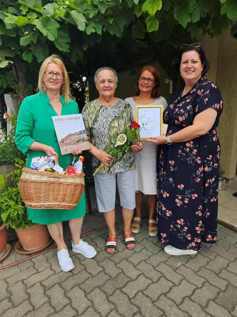Stadträtin Christa Majnek, Irene Molnar, Angehörige und Stadträtin Christa Majnek. | Foto: Stadtgemeinde Traiskirchen