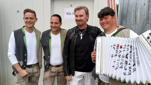 Nik P. war der Headliner des Abends. Hier mit den Steirerkanonen, die im Vorprogramm einheizten. | Foto: Josef Hofmüller