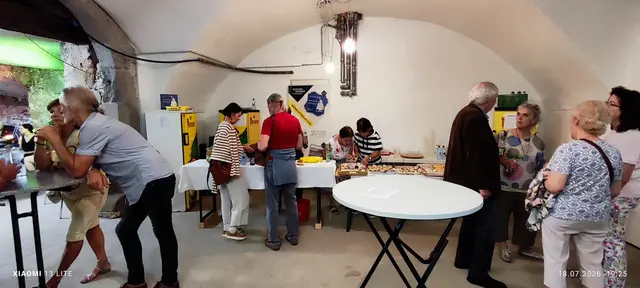 Ein voller Schlosskeller, begeisterte Besucherinnen und Besucher und ein Abend, der Musikgeschichte lebendig machte: Die Veranstaltung „Forever Young. Ein Tribut an die (Un)Sterblichkeit“ war ein voller Erfolg. | Foto: HMV