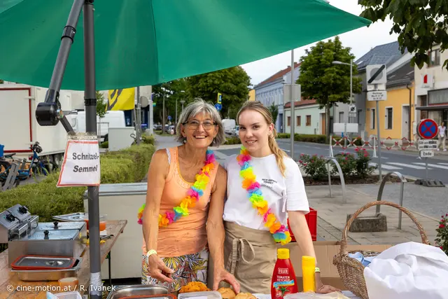 Maria Wittner und Martha mit Ihren Schnitzelsemmeln frisch aus den Friteusen (vlnr). | Foto: cine-motion.at / R. Ivanek