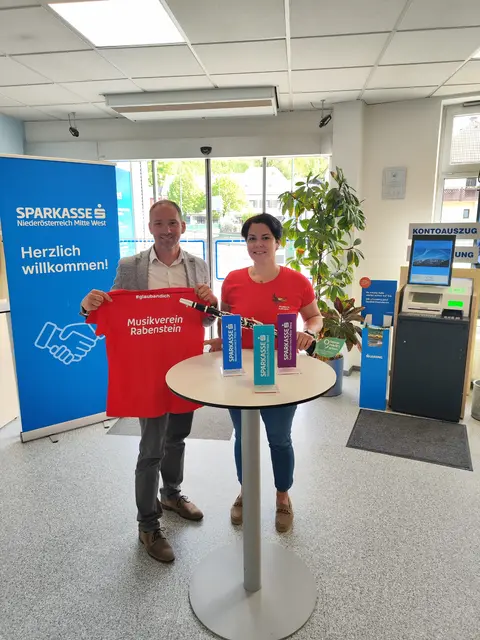 Der Musikverein Rabenstein freut sich über die neuen T-Shirts und Unterstützung der Sparkasse. | Foto: Michael Ebner / Sparkasse