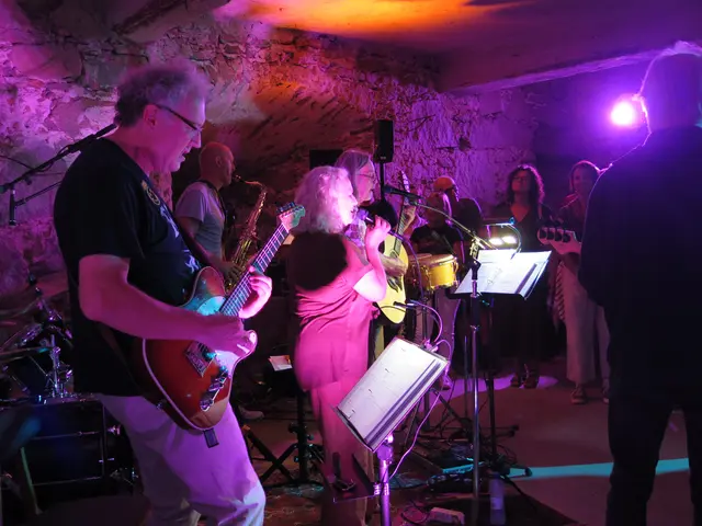 Ein voller Schlosskeller, begeisterte Besucherinnen und Besucher und ein Abend, der Musikgeschichte lebendig machte: Die Veranstaltung „Forever Young. Ein Tribut an die (Un)Sterblichkeit“ war ein voller Erfolg. | Foto: Hans Maly