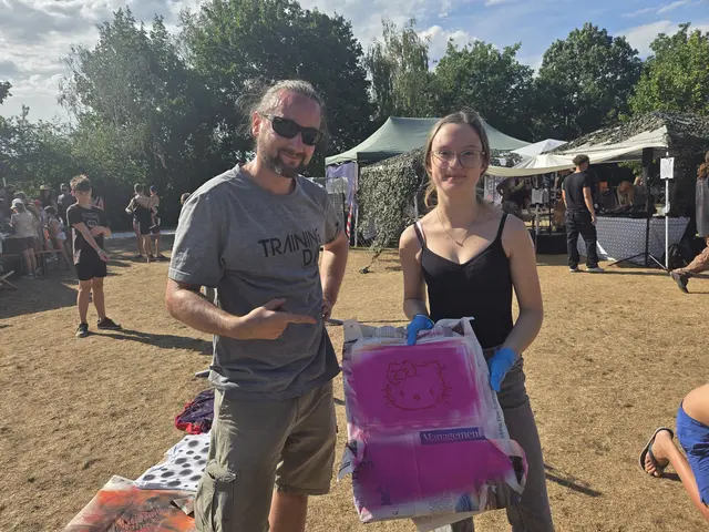 Lukas Schmied vom Jugendzentrum St. Pölten unterstützte Amelie Lapacca beim Graffiti-Sprayen. | Foto: Julia Steyrer