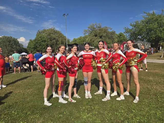 Die Cheerleaderinnen der St. Pölten Invaders beeindruckten mit einer energiegeladenen Darbietung. | Foto: Julia Steyrer