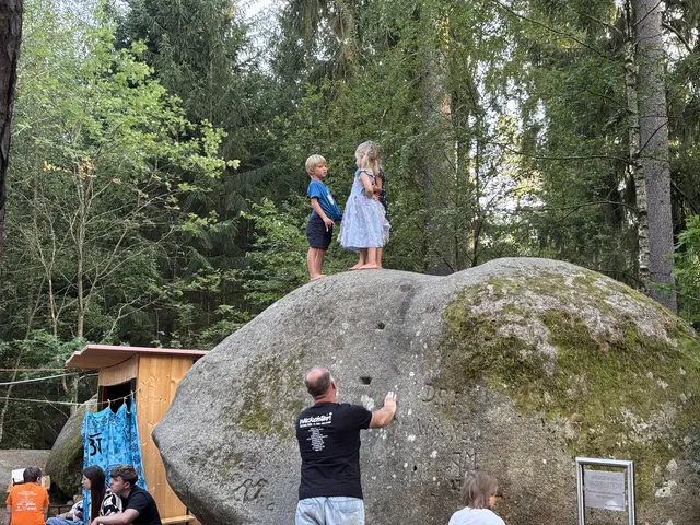 Namensgeber: Das berühmte Naturdenkmal Wackelstein | Foto: Daniel Schmidt