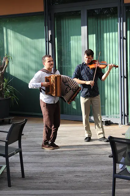 Das Jakob Steinkeller Duo auf der Terrasse des Parkhotels