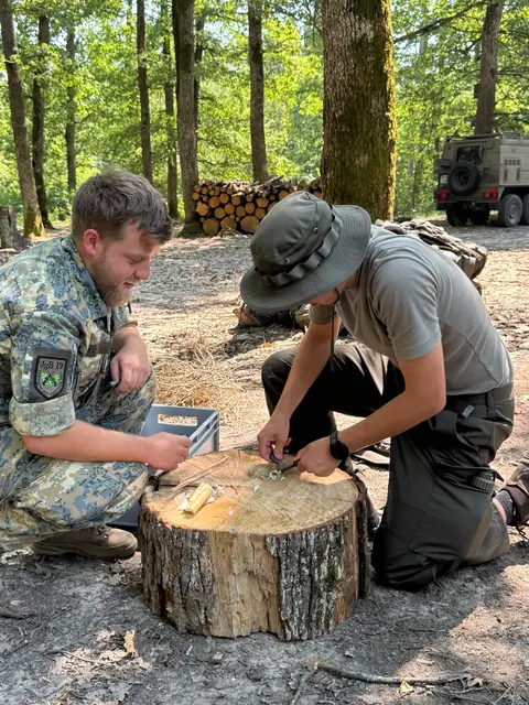 Knifflige Aufgabe: Feuer machen in freier Natur. | Foto: BORG Güssing