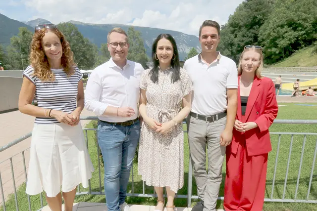 Im Erlebnisbad Schwaz: LH-Stv Philip Wohlgemuth, Landesrätin Eva Pawlata, Klubobfrau Elisabeth Fleischanderl, Bgm Victoria Weber, Sportreferent Lukas Stecher. | Foto: Foto: Walpoth