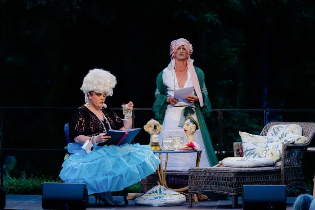 Stefanie Reinsperger und Sebastian Wendelin in „Marie Antoinette und ihr Friseur” im Schwimmenden Salon. | Foto: s.kollerics