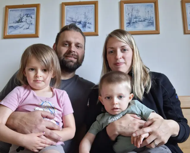 Ein Paar mit seinen beiden Kindern 