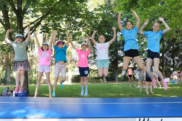  Magdalena und Louisa aus der 5a des BORG Jennersdorf betreuten den Air-Track. | Foto: Sportunion