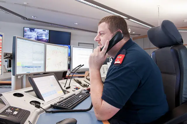 Die Disponentinnen und Disponenten erfassen in den Bereichsalarmzentralen und in der Landeswarnzentrale alle wichtigen Informationen
und beurteilen die Lage. Über das Einsatzleit- und Kommunikationssystem ELKOS werden anhand
hinterlegter Alarmpläne automatisch die erforderlichen Feuerwehren alarmiert. | Foto: Alexander Nittner, LFKDO