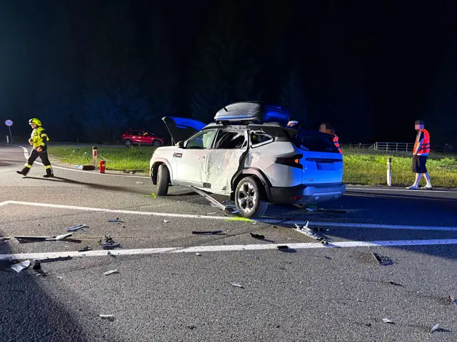 Der Lenker des Pkw wurde schwer verletzt und ins Bezirkskrankenhaus Reutte gebracht. | Foto: ZOOM.TIROL