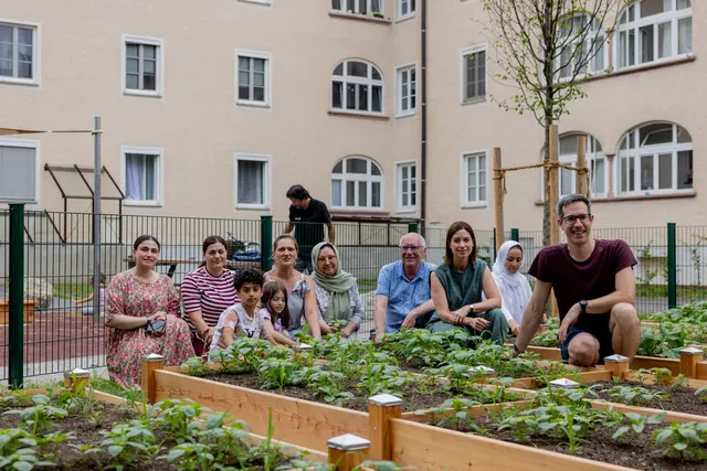 Neue Gemeinschaftsbeete für den Lehener Vierkant: 
Bewohnerinnen und Bewohner sowie Projektbeteiligte bei den neuen Gemeinschaftsbeeten im umgestalteten Innenhof des Lehener Vierkants. Mit dabei sind Christian Reisinger vom Bewohnerservice Lehen, Sarah Untner vom Büro raumsinn und Bürgermeister-Stellvertreter Kay-Michael Dankl. | Foto: Stadt Salzburg/Wildbild