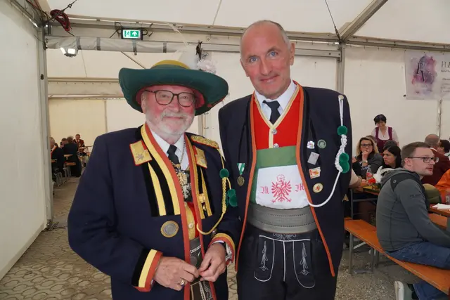 Ehrenlandes- und Ehrenbataillonskommandant Otto Sarnthein mit Schützenkollege Manfred Mair (beide SK Trins) | Foto: Kainz