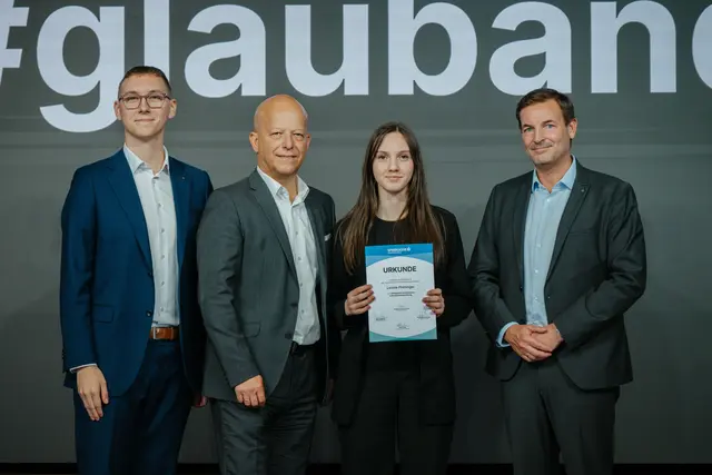 V. l.: Luca Seidlmann (Vorsitzender des Jugendvertrauensrates der Sparkasse OÖ), Martin Punzenberger (Vorstandsdirektor der Sparkasse OÖ), Lehrling Leonie Preninger, Thomas Lettner (Marktbereichsleiter Wels und OÖ Süd der Sparkasse OÖ). | Foto: Sparkasse OÖ/T. Ganglberger