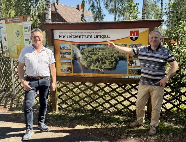 Den „Tut gut!“-Wanderweg rund um das Freizeitzentrum Langau besichtigte Franz Linsbauer Bürgermeister Daniel Mayerhofer. | Foto: H. Gschweidl