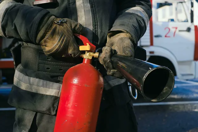 Erste Löschversuche erfolgten von Straßenarbeitern mit Feuerlöschern. | Foto: Symbolbild Pexels /Anna Shvets