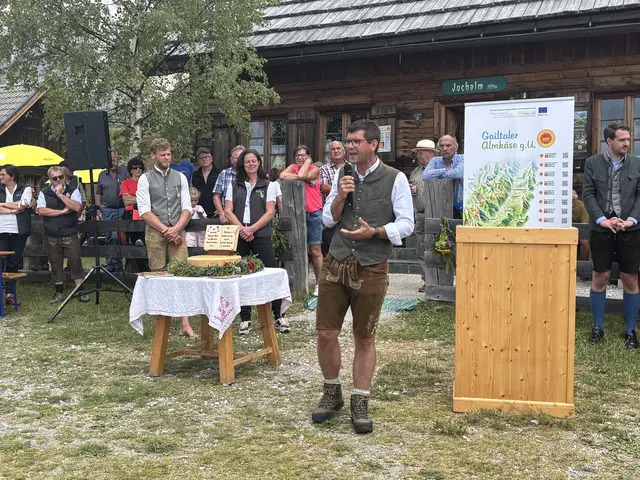 Martin Gruber bei seiner Rede auf der Reisacher Jochalm: Der Agrarlandesrat betonte die Bedeutung der Almwirtschaft und regionaler Qualität. | Foto: MeinBezirk/Carmen Rienzner