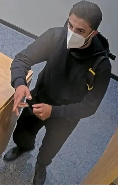 Gesucht wird ein etwa 30 bis 45 Jahre alter Mann mit schlanker Statur, rund 1,75 Meter groß und vermutlich südländischem Hauttyp. Er trug dunkle, unauffällige Kleidung, eine schwarze Sporttasche sowie eine weiße FFP2-Maske und sprach Hochdeutsch ohne Dialekt oder Akzent. | Foto: LPD NÖ