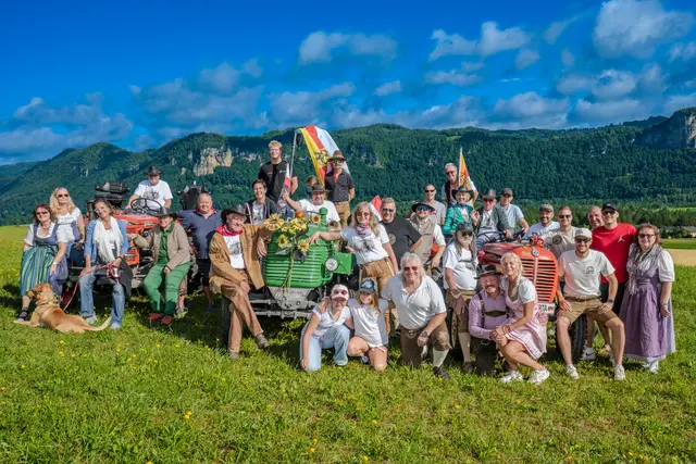 Alle Beteiligten freuten sich über die traditionelle Rundfahrt durch das untere Rosental.  | Foto: Dieter Arbeiter