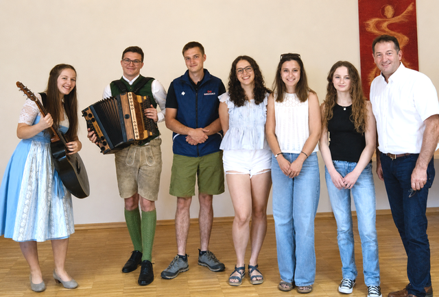 Die jungen Roßleithner Gemeindebürger, die ihre Volljährigkeit erreicht haben, lud Bürgermeister Kurt Pawluk (rechts) zu einer gemütlichen Jause ins Gemeindeamt ein. | Foto: Pawluk