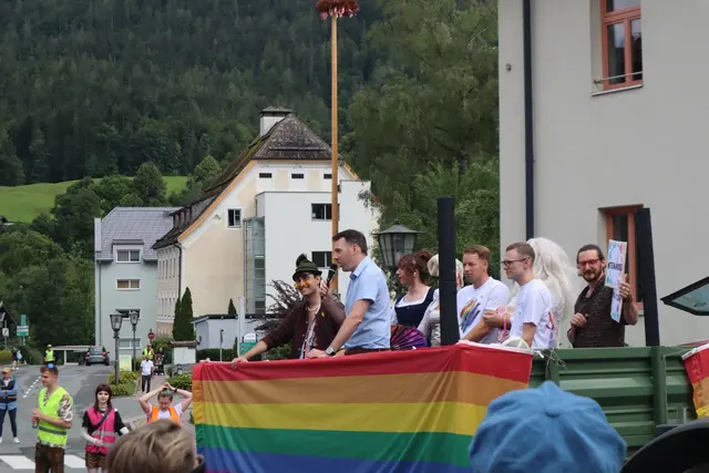 Nicht einmal strömender Regen konnte die teilnehmenden Personen aufhalten und auch der Bürgermeister Florian Juritsch sowie weitere Vertreterinnen und Vertreter aus der Politik hielten Reden und zeigten ihre Solidarität.  | Foto: Heublumen - LGBTQIA+ Initiative
