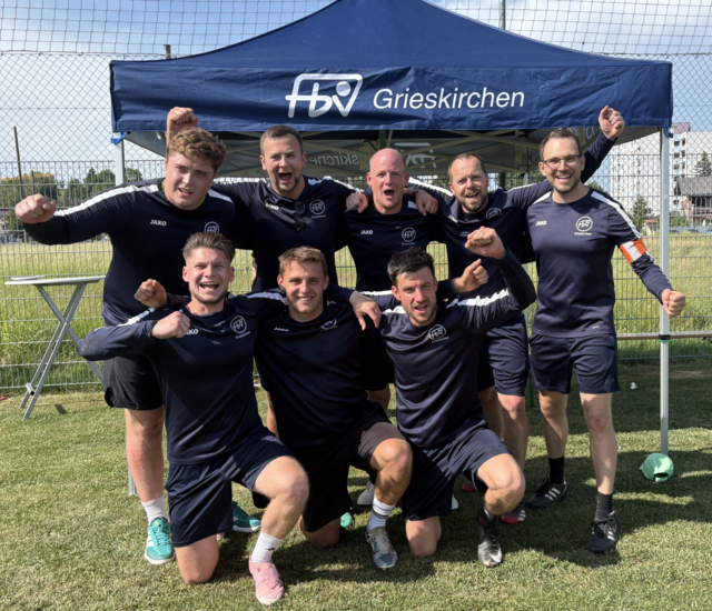 Stehend v.l.n.r.: Pedro R., Max W., Thomas W., Thomas F., Kapitän Andi F.
Kniend v.l.n.r.: David B., Spieler und Trainer Fabian G., Georg W. | Foto: Eva Holzinger