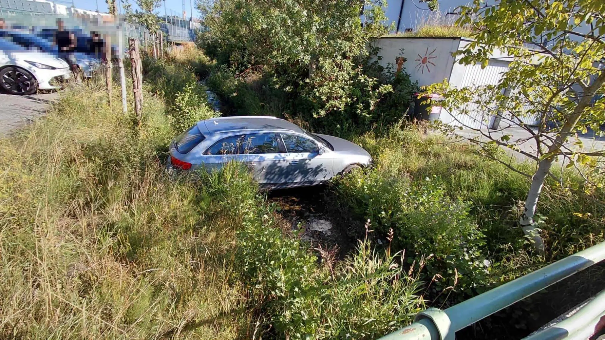 Feuerwehrkran im Einsatz: Parkendes Auto rollte in Ried in einen Bach - ...