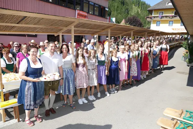 Brigitte Notter und Bgm. Stefan Hold mit den Krapfenverkäuferinnen vor dem Krapfenbuffet | Foto: Foto: Putz