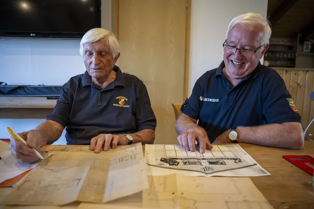 Johann &amp; Rudolf zeigen die alten Pläne vom Feuerwehrhaus | Foto: (c) Karl Pils, BFKDO LL