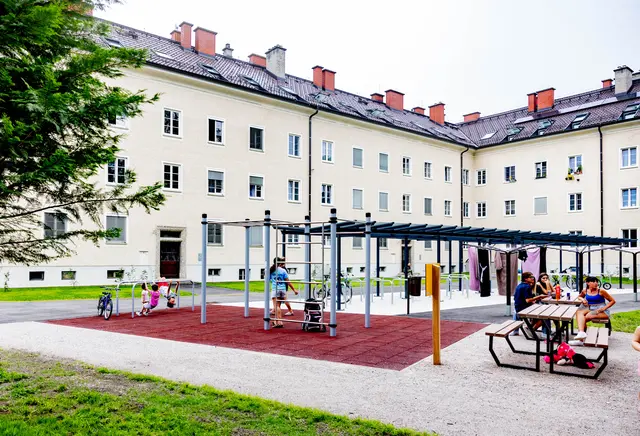 Bereits im Jahr 2025 hat die Stadt Salzburg im historischen Lehener Vierkant 28 neue Wohnungen im Dachgeschoß der Wohnanlage fertiggestellt und den Bewohnerinnen und Bewohnern übergeben. Ein Jahr später wurde nun auch der neu gestaltete Innenhof fertiggestellt. | Foto: Stadt Salzburg/Wildbild