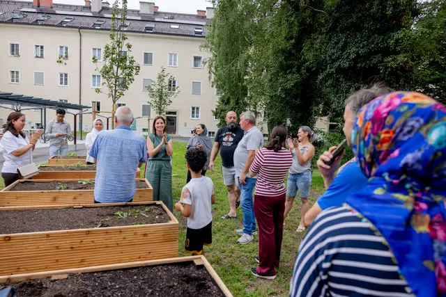 Neue Gemeinschaftsbeete für den Lehener Vierkant: 
Bewohnerinnen und Bewohner sowie Projektbeteiligte bei den neuen Gemeinschaftsbeeten im umgestalteten Innenhof des Lehener Vierkants.  | Foto: Stadt Salzburg/Wildbild