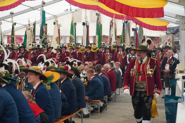 Zum Bataillonsfest Wipptal-Eisenstecken durfte Bat.-Kdt. Major Paul Hauser (r.) auch eine starke Schützenabordnung aus dem Stubaital und viele Freunde aus dem Schützenbezirk südliches Wipptal begrüßen. | Foto: Kainz