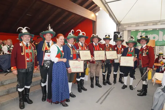 Im Bild die für 60-jährige Mitgliedschaft geehrten Schützenkameraden mit LR Cornelia Hagele, Viertelkommandant Thomas Zangerl, Landesjungschützenbetreuer Rupert Usel und Bataillons-Kdt.-Stv. Mario Nocker | Foto: Kainz