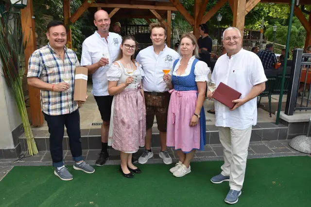 Bürgermeister Herbert Pfeffer, Martin Watz, Anna Watz und Kevin Spitzer, Anita Watz und Vizebürgermeister Thomas Woisetschläger