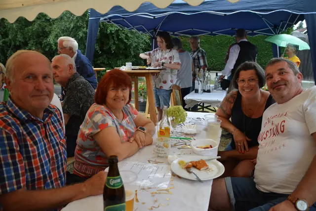 Zahlreiche Gäste feierten gemeinsam das 40-jährige Bestehen des Fremdenverkehrs- und Verschönerungsvereins Langental. | Foto: Victoria Rosenberger