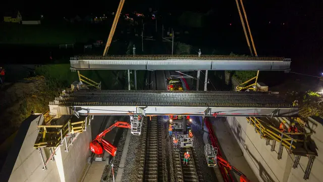 In Niklasdorf erreichen die Arbeiten für die neue Überführung im Bereich Foirach den nächsten wichtigen Meilenstein: Bis 3. August wird das Tragwerk der künftigen Brücke eingehoben. | Foto: ÖBB/Chris Zenz