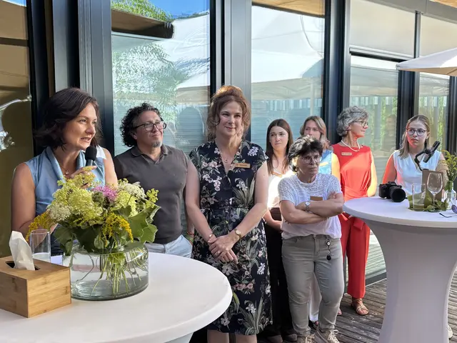 Evelyn Deutsch-Grasl (li) bei ihrer Ansprache, neben ihr ein Teil des Teams der Aromapflege. | Foto: MeinBezirk/Günther Reichel