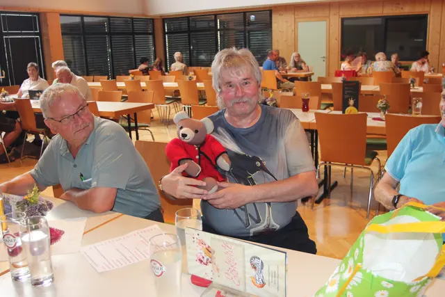 Willi ein Gast aus Linz mit Gastgeschenk und Rudi Plank