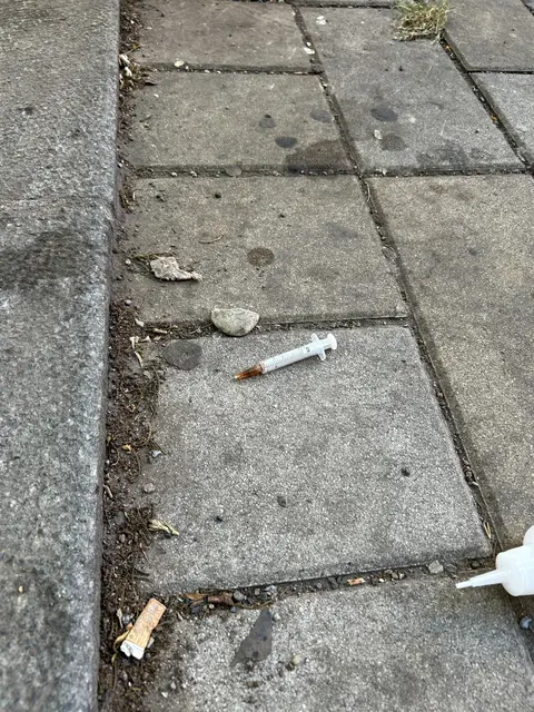 Der Anrainer findet laut eigenen Aussagen immer wieder Spritzen. | Foto: z.V.g.