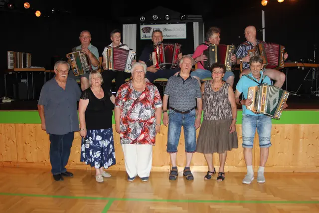 Links unten: Stammtischleitung, Josef und Maria Rathkolb, Mundartdichterin aus Rennersdorf, Aloisia, Willi Hartl, Ingrid Knedlstorfer, Heili Steininger.
Links oben: Rudi Plank OÖ., Margarethe Krug Rabenstein, Karl Kendler Tradigist, Hannes Hula Langenzersdorf, Rudi Preyer Hohenberg.