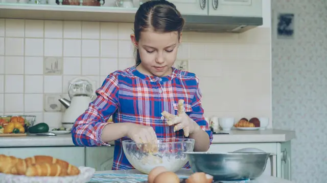 In der VHS Liesing lernen junge Köche cooles Fingerfood für jede Party. | Foto: Vitaly Gariev/Unsplash