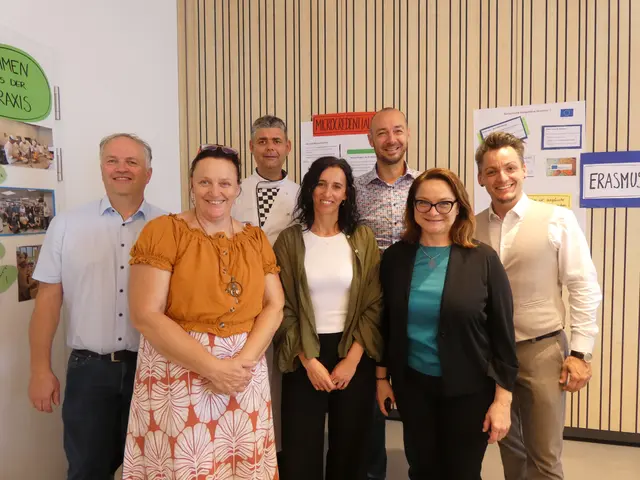 Freuten sich über einen gelungenen Abschluss: Thomas Walser (GF der Fa. Der Grissemann), Angela Pittl (Consultoria de innovcion social, Spanien), Küchenchef Christian Hanny, Maria Spiss-Meraner (KAOS-Bildungsservice), Stephan Gruber-Fischnaller (GF von KAOS-Bildungsservice), Ida Karner (Erasmus+ Projekt), Manuel Pascuttini (KAOS-Bildungsservice). 
