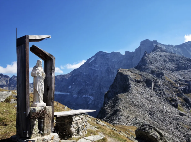 Der 'Gipfelchristsos' auf der Hohen Kirche, im Hintergrund Olperer und Fußstein. ©W. Kräutler