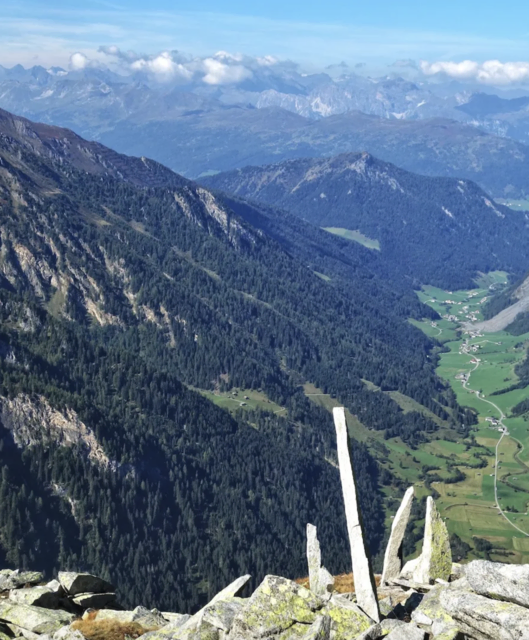 Menhire am Weg zum Gipfel der 'Hohen Kirche' im Valsertal. Im Hintergrund das Valsertal. ©W. Kräutler