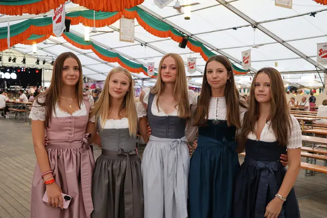 Erste Gäste im noch ruhigen Festzelt. Ab 19.00 Uhr füllte sich das Zelt im Viertelstundentakt rasant. | Foto: Agnes Etzer