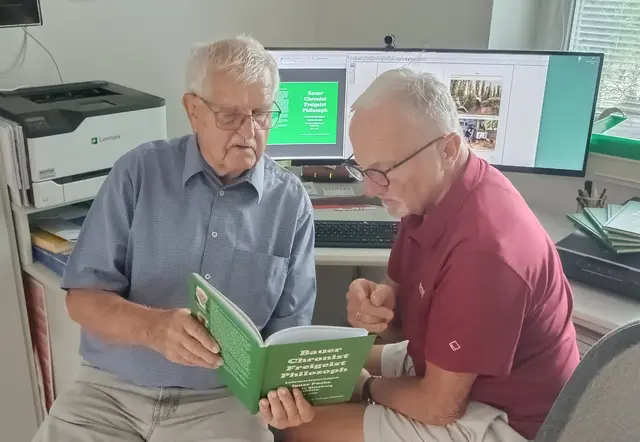Das Redaktionsteam, Felix Grubich und Ignaz Märzinger, bei einer Projektbesprechung. | Foto: zVg