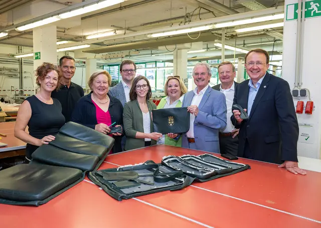 Landtagspräsident Karl Wilfing, sein Stellvertreter, Zweiter Präsident Gottfried Waldhäusl, und Landtagsabgeordnete Kathrin Schindele begutachteten gemeinsam mit Bürgermeister Matthias Stadler, der AR-Vorsitzenden der GW St. Pölten, Heidemaria Onodi, GW-Geschäftsführer Michael Wölfl, Margit Göpfert, Peter Eigelsreiter und Lisa Minihold-Pipp einige der Dinge, die aus dem alten Leder der Sessel des Landtagssaals hergestellt werden. | Foto: NLK/Burchhart